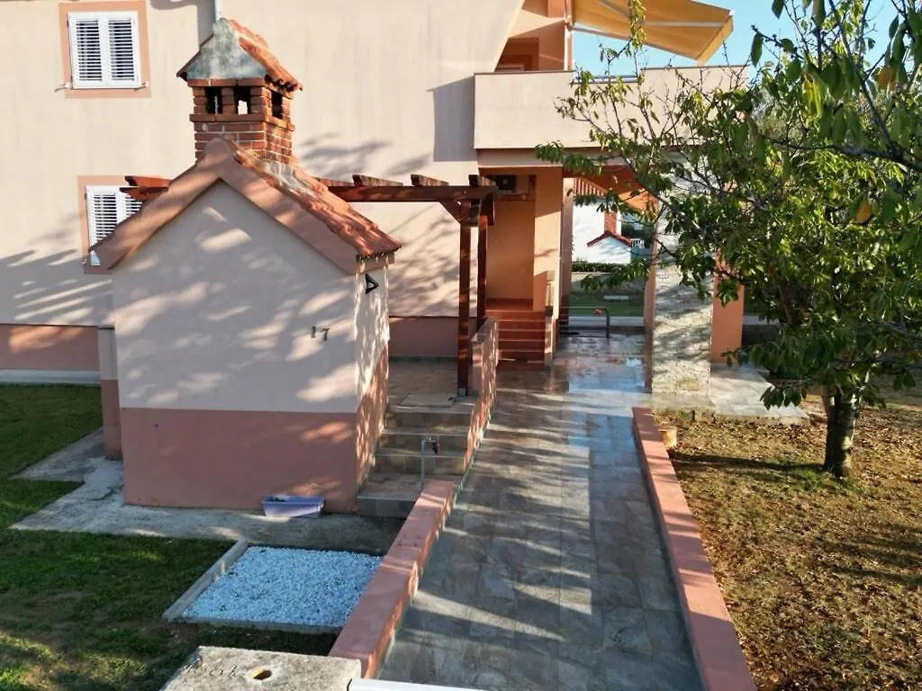 Apartments Leonardo فرسي